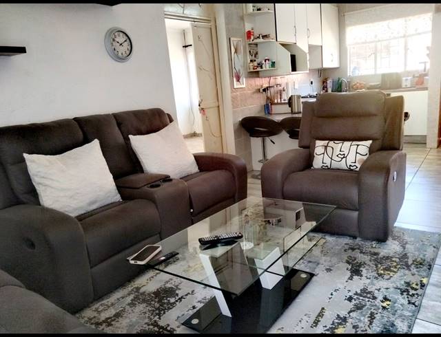4 BEDROOM HOUSE FOR SALE IN KEMPTON PARK AH